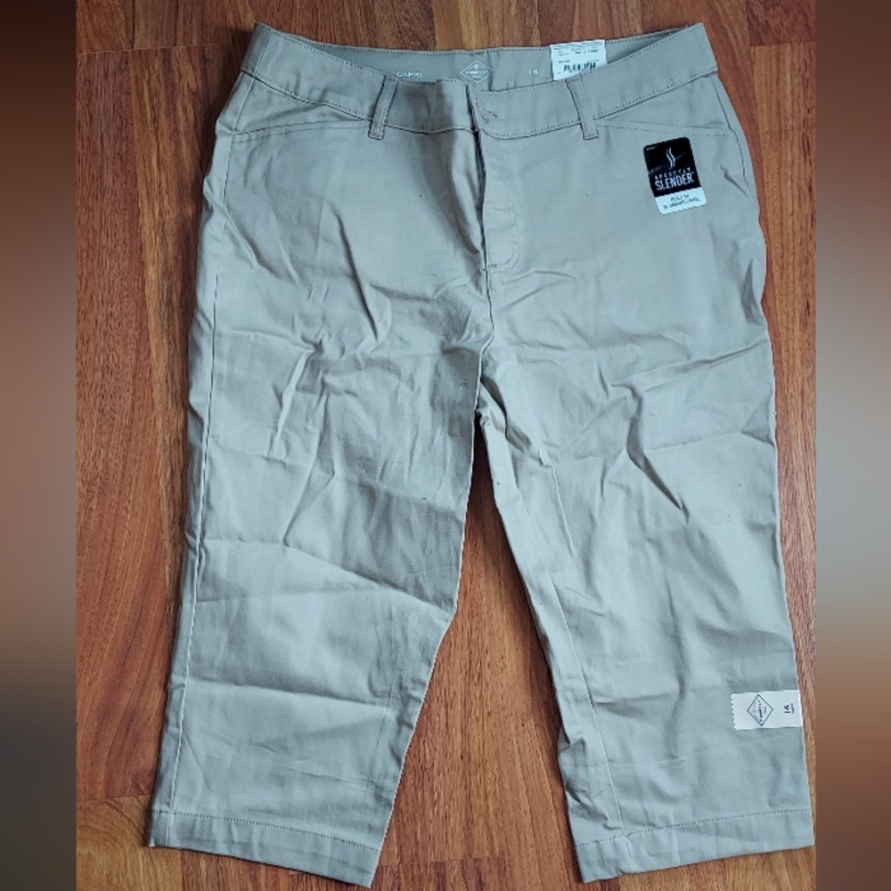 Womn's Beige Capri